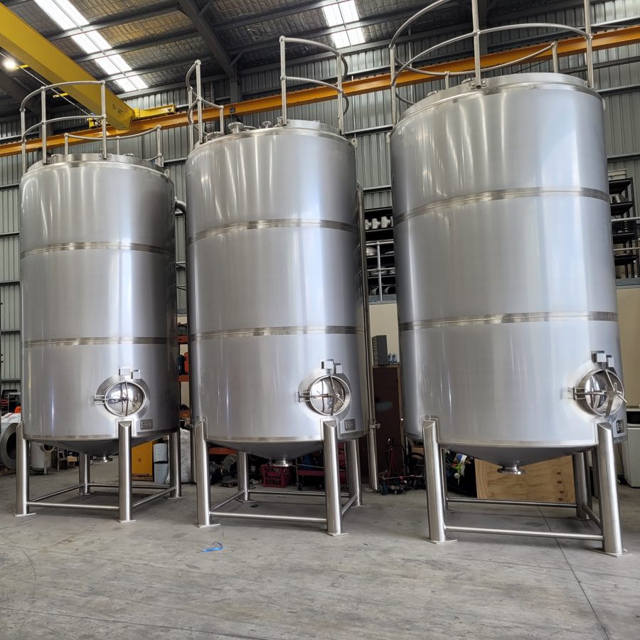 Our mixing tanks are ideal for the food and beverage industry as well as pharmaceutical companies.