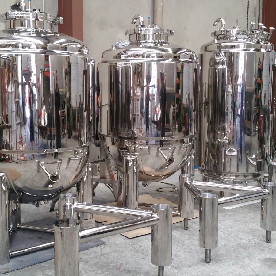 Our processing tanks are suitable for all types of food and beverage storage, including alcohol, soups, dairy products, condiments and water.