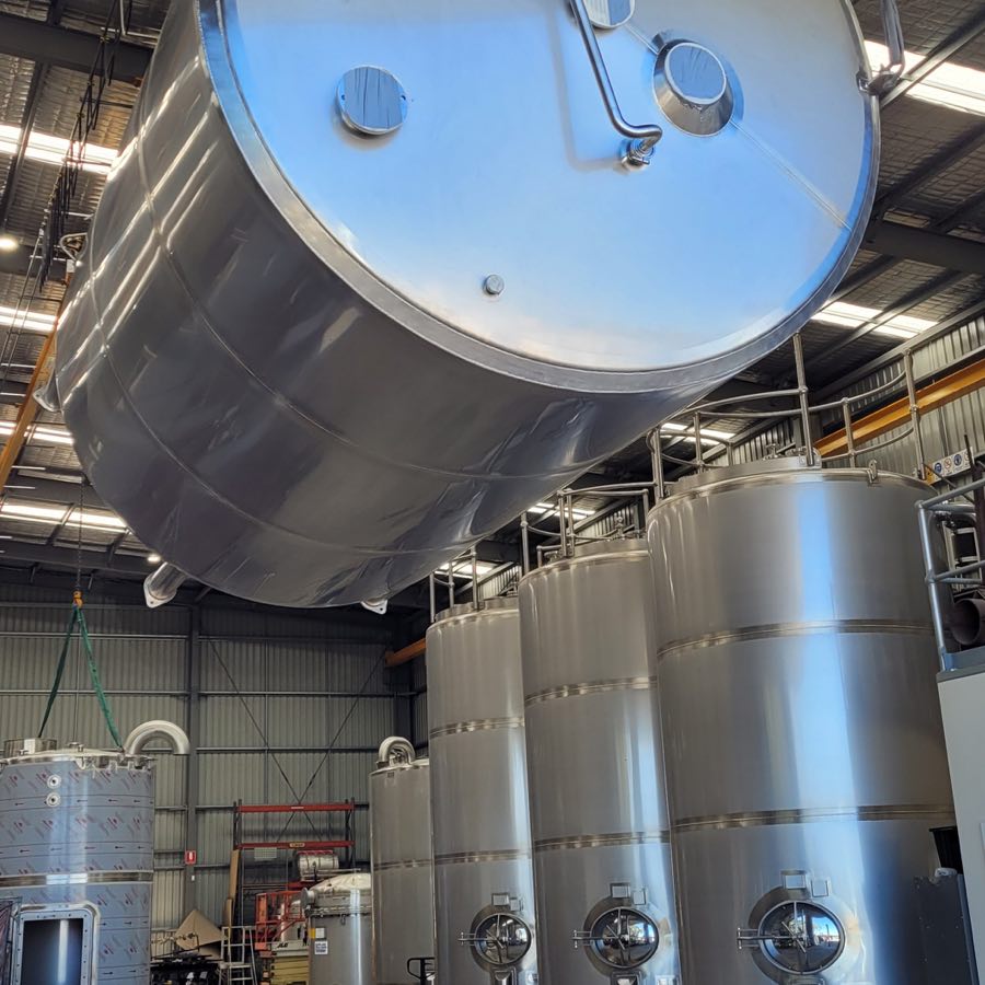 Our processing tanks are suitable for all types of food and beverage storage, including alcohol, soups, dairy products, condiments and water.